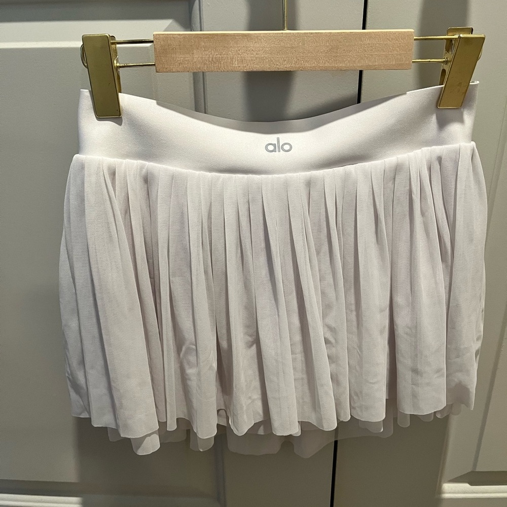 Alo Yoga Grand Slam pleated tennis skirt in white.